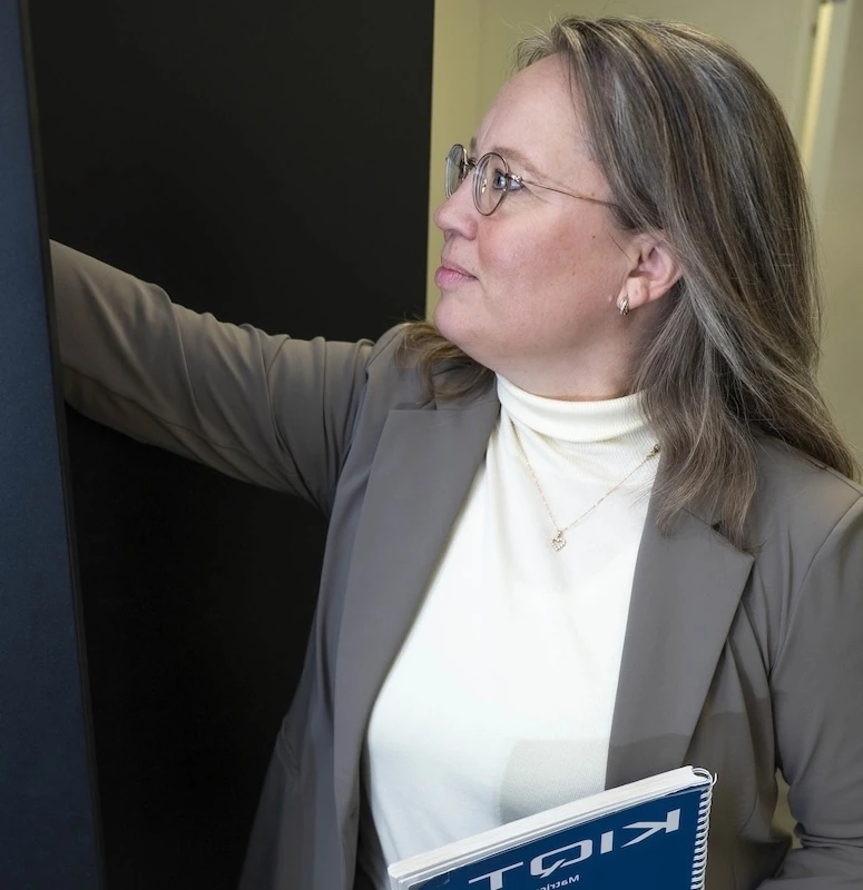 yvonne buijsen duran auteur met één van haar geschreven boek in haar hand